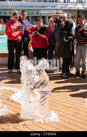 Sculture di ghiaccio di dimostrazione a bordo della nave da crociera Foto Stock