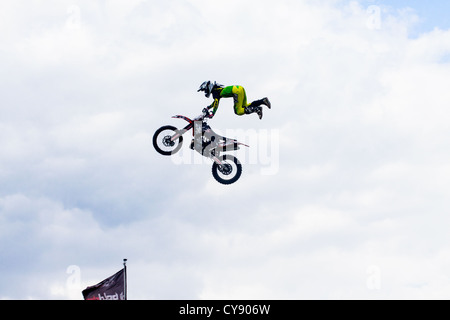 Ciclo motore pilota stunt, volare con la bicicletta Foto Stock