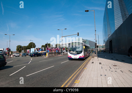 Un bus di guida attraverso il Leicester City Centre, England Regno Unito Foto Stock