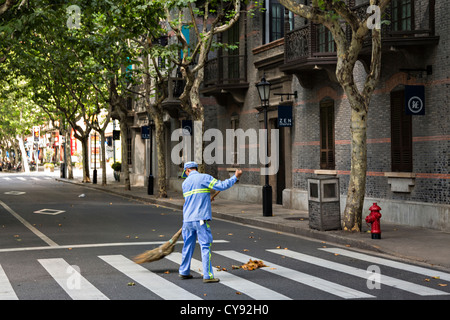 Una spazzatrice pulisce fino a Xintiandi Plaza Shopping District Shanghai, Cina Foto Stock