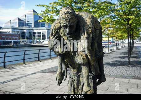 La carestia scultura di Rowan Gillespie sulle banchine lungo il fiume Liffey a Dublino, Irlanda Foto Stock