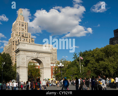 Washington Square Arch e la folla, Washington Square Park, Greenwich Village, NYC Foto Stock