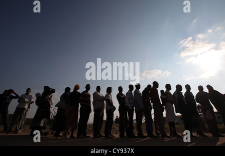 La gente di attendere pazientemente in linea per esprimere il loro voto in Sud Africas quarta elezione democratica in corrispondenza di una stazione di voto nei pressi di fattoria del Nord Foto Stock