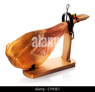 Prosciutto su una tavola di legno su uno sfondo bianco. Foto Stock