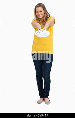 Attraente donna bionda sorridente mentre si tiene un sacco di dollari Foto Stock