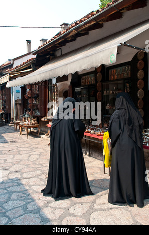 Le donne in chador, negozi Bascarsija, Sarajevo, Bosnia ed Erzegovina Foto Stock