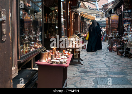 Le donne in chador, negozi Bascarsija, Sarajevo, Bosnia ed Erzegovina Foto Stock