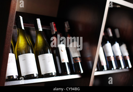 Le bottiglie di vino su un ripiano di legno. Foto Stock