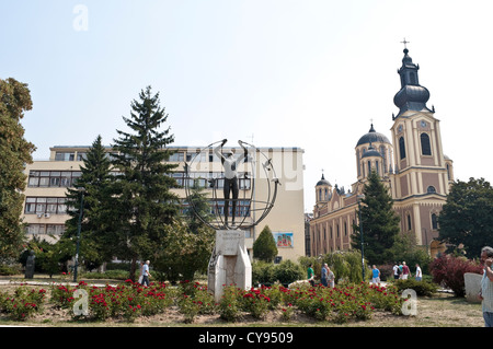 Scultura di Francesco Perilli, "l'uomo multiculturale costruirà il mondo', Piazza Liberazione, Sarajevo, Bosnia Erzegovina Foto Stock