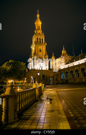 Vista notturna della torre nord e il fiume a Plaza de España, Siviglia, Andalusia, Spagna Foto Stock