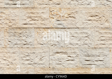 Dettaglio di un muro realizzato in blocchi rettangolari di calcare Foto Stock