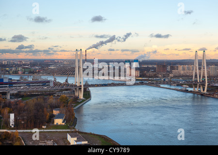 Big guayed Obukhovsky ponte attraverso il fiume Neva a San Pietroburgo, Russia Foto Stock