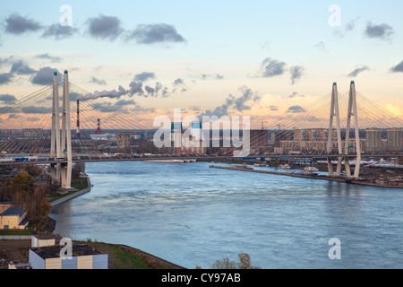 Big guayed Obukhovsky ponte attraverso il fiume Neva a San Pietroburgo, Russia Foto Stock