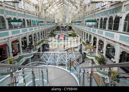 Scala all'interno di St Stephen's Green Shopping Center con balconi su ogni lato. Dublino, Irlanda meridionale, Eire Foto Stock