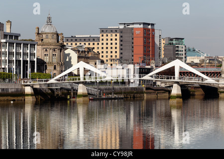 Guardando ad est all'Tradeston / sottolineatura ondulate passerella sul fiume Clyde e il Broomielaw nel centro della città di Glasgow, Scotland, Regno Unito Foto Stock