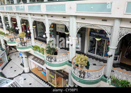 Primo piano con balcone e negozi all'interno di St Stephen's Green Shopping Center interno. Dublino, Irlanda meridionale, Eire Foto Stock