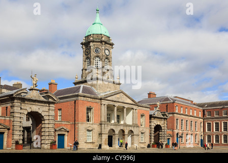 La fortezza cancello accanto al XVIII secolo Bedford torre nel castello di Dublino il grande cortile con i turisti a Dublino, Irlanda, Eire Foto Stock