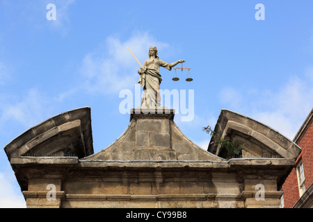 Statua di Lady giustizia scale di contenimento al di sopra di un cancello di ingresso nel castello di Dublino. Dublino Repubblica di Irlanda, Eire. Foto Stock