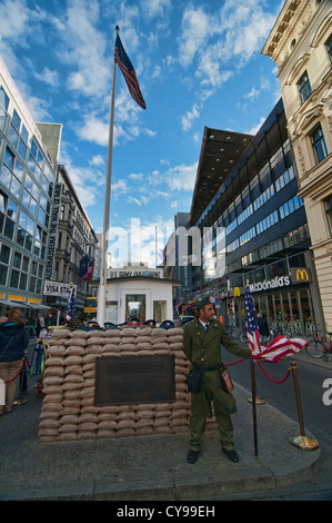 Soldato al Checkpoint Charlie sito storico di Berlino in Germania Foto Stock