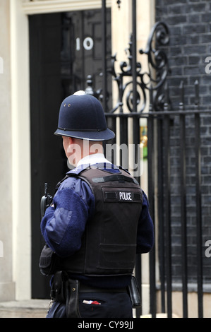 Poliziotto fuori numero 10 di Downing Street, Londra, Regno Unito Foto Stock