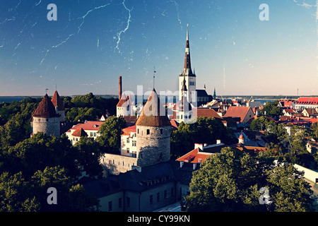 Panoramica stile vintage vista di Tallinn centro storico. Estonia Foto Stock