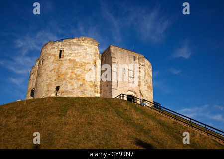 Cliffords Tower, York, nello Yorkshire, Inghilterra, Regno Unito Foto Stock