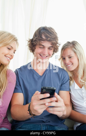 Uomo che mostra le due ragazze whats sul suo telefono cellulare Foto Stock