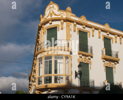 Dettagli della facciata della casa nella città di Priego de Cordoba Andalusia Spagna ornamentali decorazione barocca in giallo Foto Stock