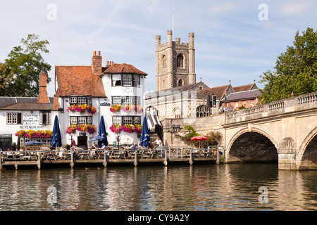 La chiesa e l'Angel Hotel vicino al ponte sul Fiume Tamigi a Henley on Thames, Oxfordshire, Regno Unito Foto Stock