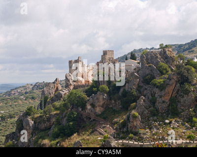 Escursioni nelle montagne Subbéticas in Andalusia Spagna, vista sul castello di rovine nel villaggio di Zuheros Foto Stock