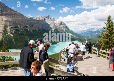 I turisti che si affaccia sulla straordinariamente bello Lago Peyto nelle Montagne Rocciose Canadesi. Foto Stock