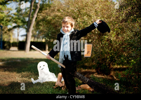 Il ragazzo di natura in black hat e rivestire celebra Halloween Foto Stock