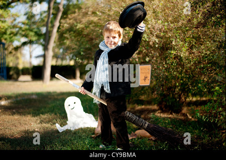 Il ragazzo di natura in black hat e rivestire celebra Halloween Foto Stock
