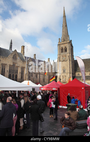 Si spegne e bandiere straniere all'interno della piazza del mercato di Durham City food festival, North East England, Regno Unito Foto Stock