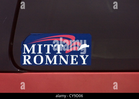 2012 Mitt Romney campagna politica adesivo su un auto dei parabrezza posteriore. Foto Stock