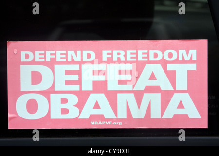 2012 Barack Hussein Obama difendere la libertà - sconfiggere Obama' campagna politica adesivo su un auto dei paraurti posteriore. Foto Stock