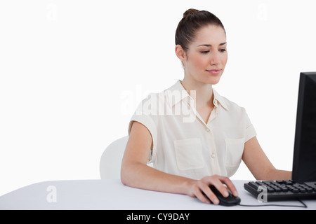 Giovane imprenditrice utilizzando un monitor Foto Stock