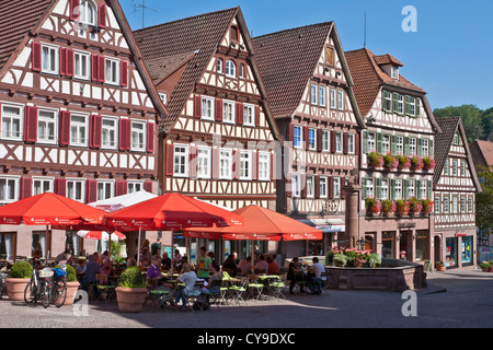 Caffè e ristoranti presso la piazza del mercato a Calw, foresta nera, BADEN-WUERTTEMBERG, Germania Foto Stock