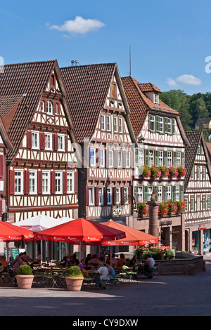 Caffè e ristoranti presso la piazza del mercato a Calw, foresta nera, BADEN-WUERTTEMBERG, Germania Foto Stock