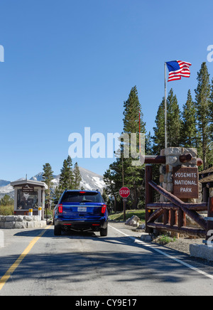 Tioga passano dal bacino di Mono a Yosemite, Route 120 - Inserimento di Yosemite sulla grande Sierra Wagon Road o Tioga Road. Foto Stock