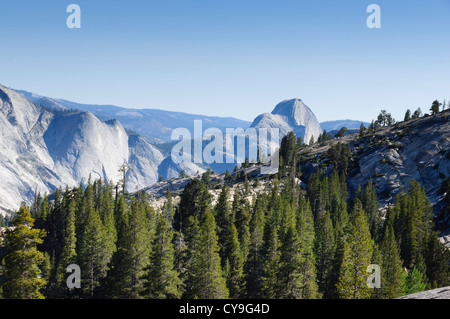 Tioga passano dal bacino di Mono a Yosemite, Route 120 - Olmstead Point. La vista a mezza cupola. Foto Stock