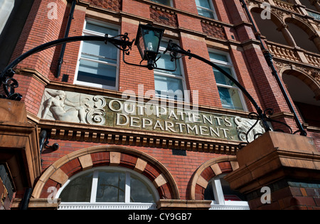 Ornate Victorian 'fuori reparto pazienti ' firmare fuori dall'ingresso di NHS hospital London REGNO UNITO Foto Stock