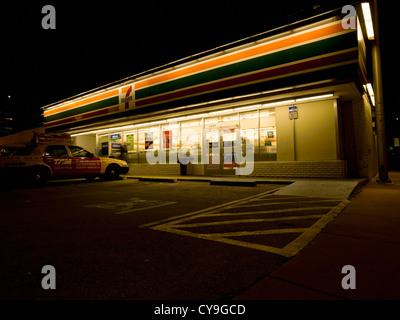 Seven Eleven (7 undici) memorizzare e Yellow taxi, notte di Miami Beach Florida USA. Foto Stock