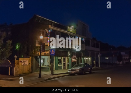 Jamestown, California - storico goldrush township vicino a 'motherlode' mine. Strada principale di notte. Il Royal Carriage Inn. Foto Stock