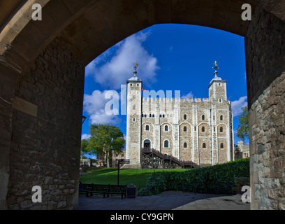 La Torre Bianca presso la Torre di Londra vista attraverso arcata in pietra London EC3 REGNO UNITO Foto Stock