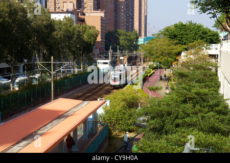 Light Rail Treno in avvicinamento Tuen Mun stazione ospedale vicino a Yuen Long, Hong Kong Foto Stock