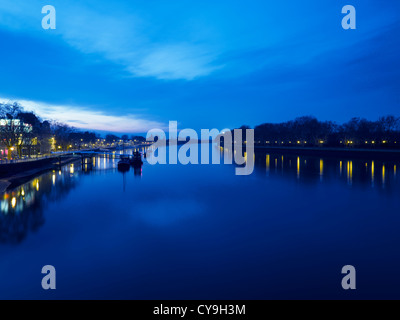 Il fiume Tamigi vista da Putney Bridge inizio serata di Londra. Foto Stock