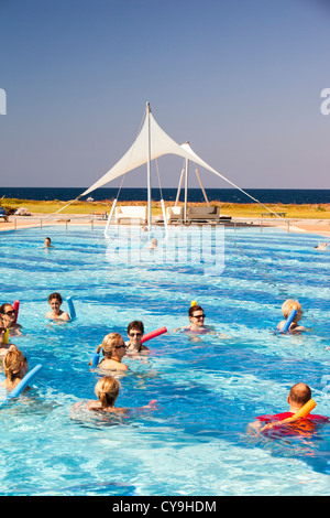 Un aqua aerobics classe in un complesso di vacanza in Mirina, su Lemnos, Grecia. Foto Stock