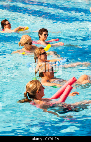 Un aqua aerobics classe in un complesso di vacanza in Mirina, su Lemnos, Grecia. Foto Stock