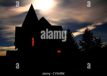 Casa di Halloween contro un cielo nuvoloso Luna Foto Stock